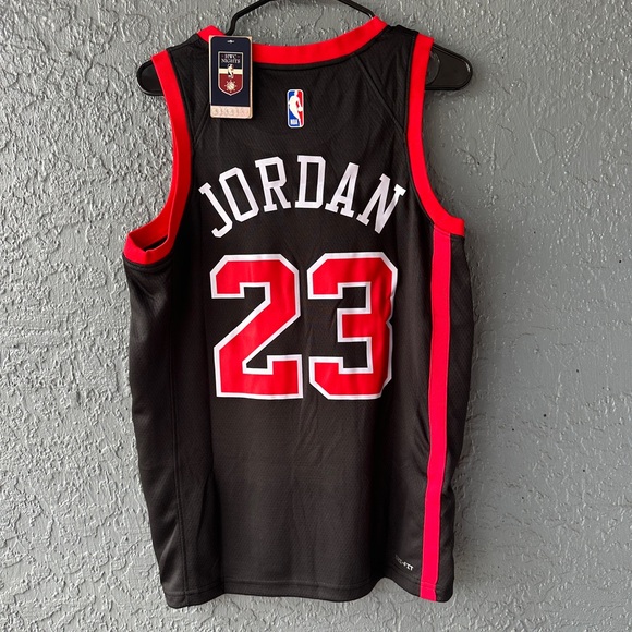 Chicago Bulls Michael Jordan Basketball Jersey - Picture 4 of 7